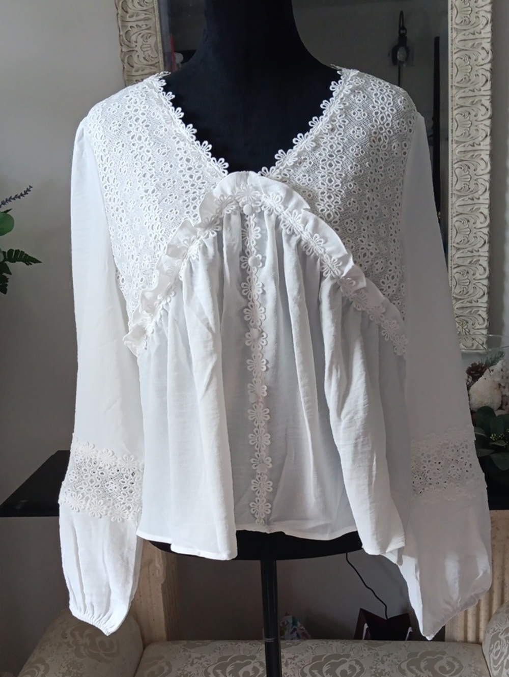 A Very Chic Women's White Lace Yoke Peasant Blouse